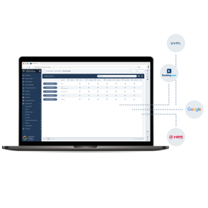 Laptop-Mockup mit dem SoftTec Cloud Channelmanager, der Verbindungen zu Booking.com, Google, HRS und weiteren Portalen visualisiert.