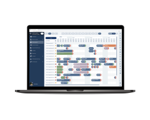 Laptop-Mockup mit dem SoftTec Cloud Belegungsplan, der alle Zimmer des Hotels mit farbcodierten Reservierungen und Gastnamen in einer Monatskalenderansicht zeigt.