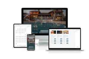 Responsive Darstellung der SoftTec Cloud Buchungsmaschine (IBE) auf Desktop, Laptop, Tablet und Smartphone mit Zimmerkategorie-Auswahl, Kalenderansicht und Paketoptionen.