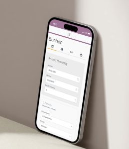 iPhone-Mockup mit der mobilen easybooking Buchungsmaske, die Felder für Anreise, Abreise, Zimmeranzahl und Personenanzahl zeigt.