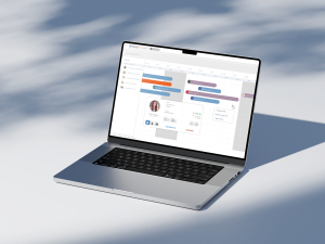 MacBook-Mockup mit geöffnetem easybooking Zimmerplan und eingeblendetem Buchungs-Detailfenster einer Booking.com-Reservierung inklusive Gastprofil und Preisangabe.