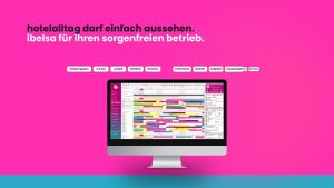 Monitor-Mockup mit dem ibelsa Belegungsplan, der Zimmer und Apartments über mehrere Wochen mit farbigen Buchungsbalken zeigt, darüber Modulnamen wie Cockpit, Finanzen, Bankett und ibelsapay.